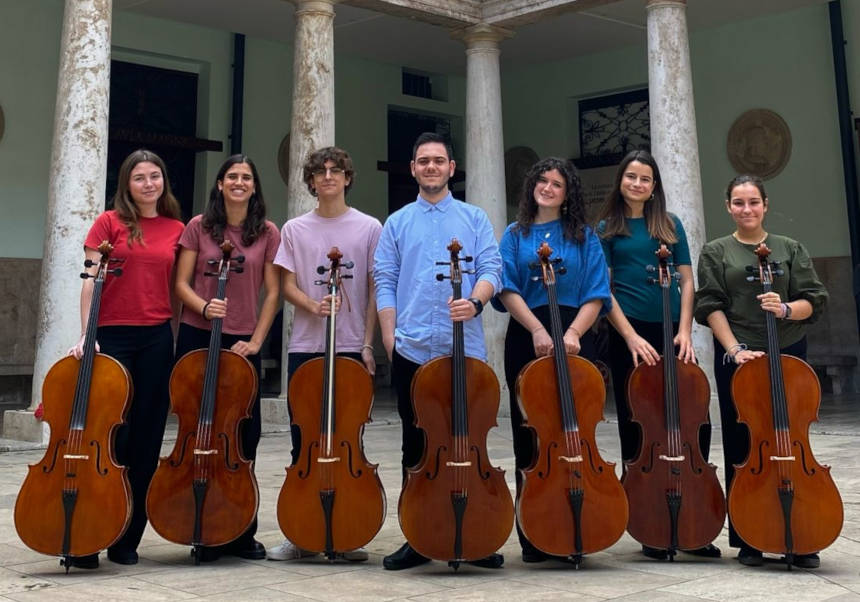 Ensemble de violoncels de l'Orquestra Filharmònica de la UV, al claustre de La Nau.