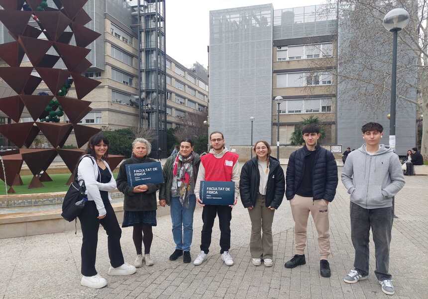 Alumnes, mentors i personal d’administració de la Facultat de Física en el punt de trobada del Fet Químic