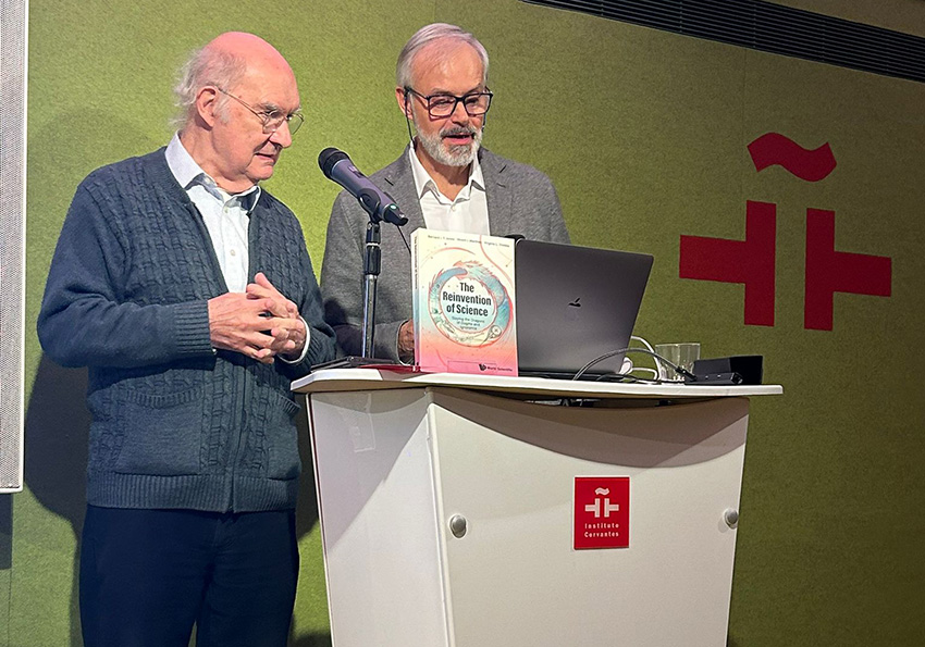 Vicent J. Martínez i Bernard J. T. Jones durant la presentació en l'Institut Cervantes de Londres