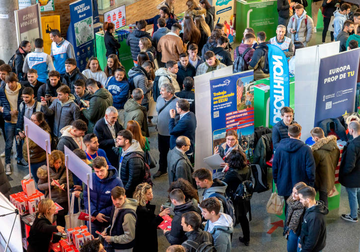 Un momento de la visita a los estands del Foro de Ciencias de la Actividad Física y el Deporte.