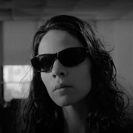 Una dona amb ulleres de sol negres