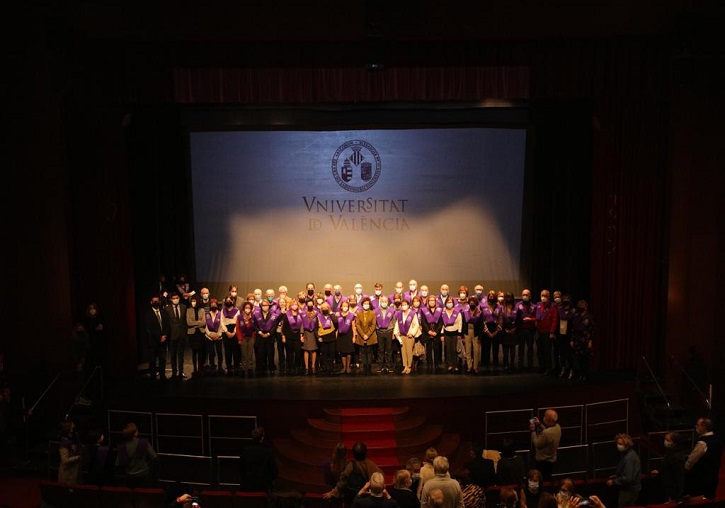 Una imagen de uno de los grupos graduados junto a las autoridades