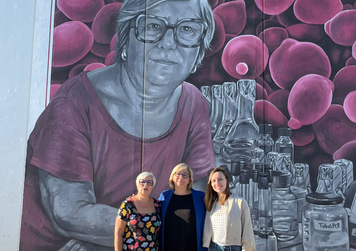 Emilia Matallana i Alba Moncho, en la presentació del mural