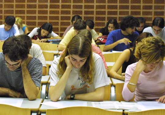 Estudiants a una aula, en una imatge d'arxiu.