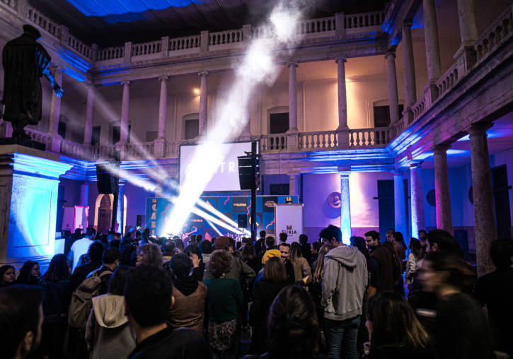 Proyección de 'Visuals', de Pedro E. Castelo, en el festival La Cabina 2019 en el claustro de La Nau.