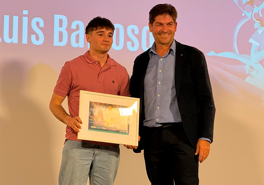 Foto de Luis Barroso recogiendo el premio