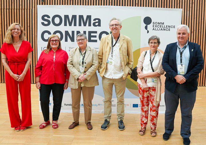 Participants en la inauguració, amb la vicerectora Rosa Donat.
