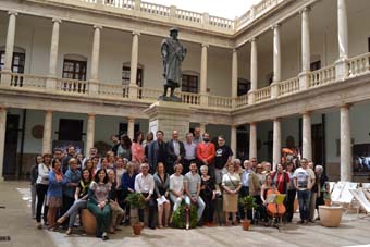 Participants en l'homenatge a Lluís Vives, en La Nau.