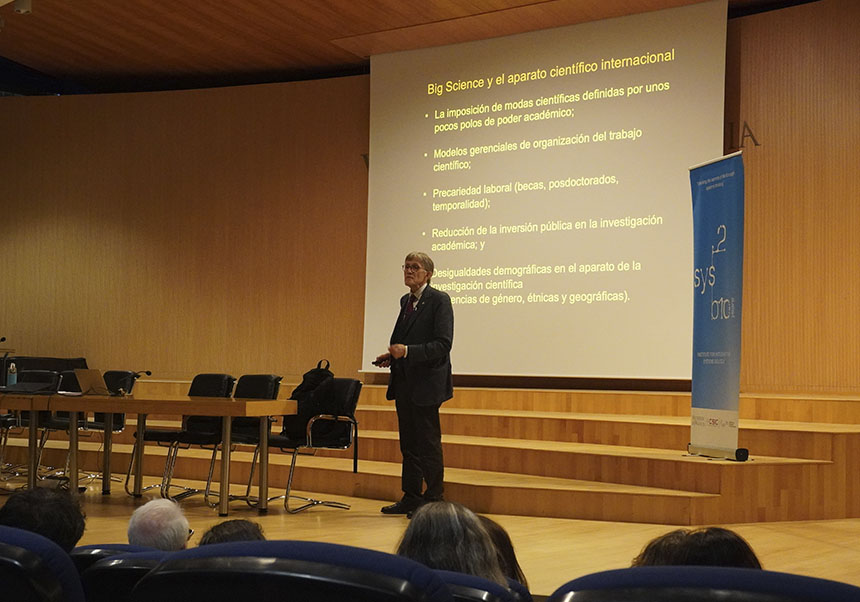 Antonio Lazcano durante la conferencia en el campus de Burjassot-Paterna (UV).