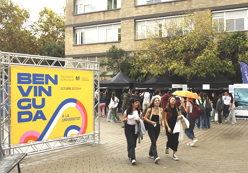 Estudiantado en la bienvenida del Campus de Burjassot