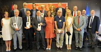 Family picture of the attendees of the act, among them, IFIC’s director and the vice-principal Pilar Campins.