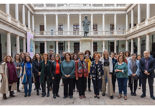 Participants in the meeting with the rector Mavi Mestre. Foto: Miguel Lorenzo