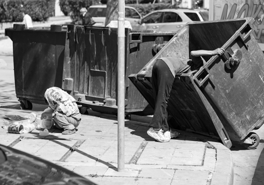 Personas rebuscando en la basura