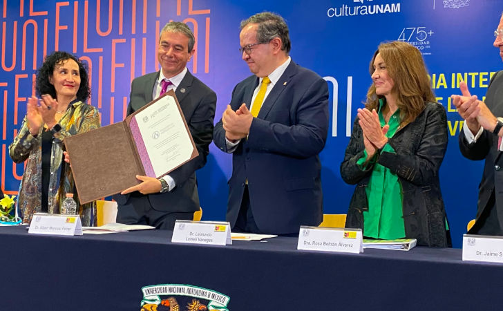 El vicerrector Albert Moncusí muestra el reconocimiento oficial de la UV como invitada de honor de FILUNI 2026 en el acto inaugural.