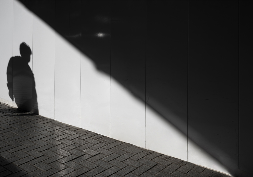 sombras de una  persona
