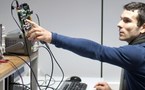 Persona con equipamiento del servicio de informática