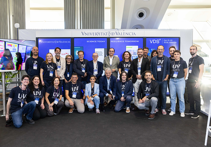 l'equip de la Universitat de València al stand - imatge 0