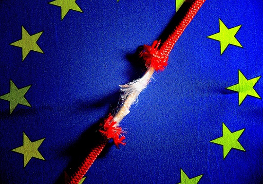 Bandera de Europa con una cuerda rompiéndose