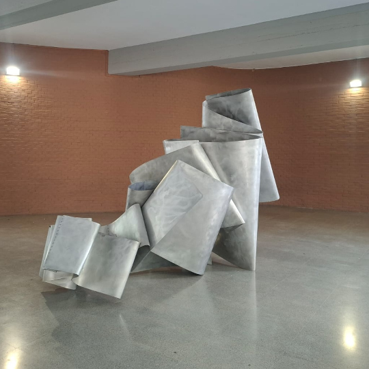 Escultura abstracta d'alumini