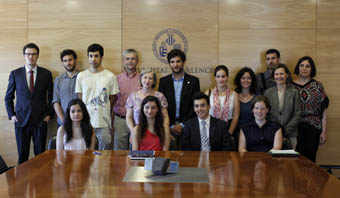 Algunos de los mejores estudiantes de la Universitat, acompañados por Isabel Vázquez, María José Añón, Daniel González y Javier Pastor.