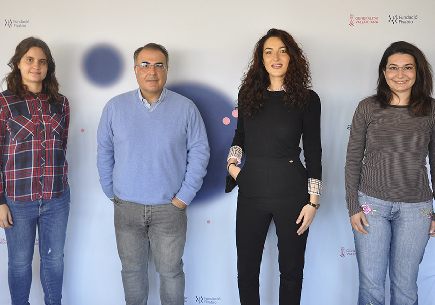 Xavier López Labrador, profesor de la Universitat de València y coautor del artículo, con tres miembros del grupo de trabajo.