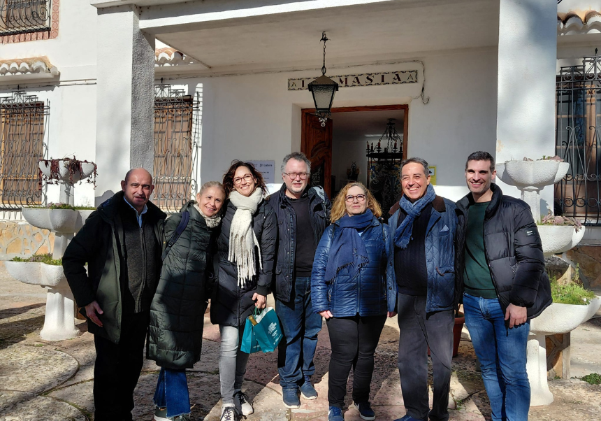 Profesores a las puertas de la masía del Campus Diversia