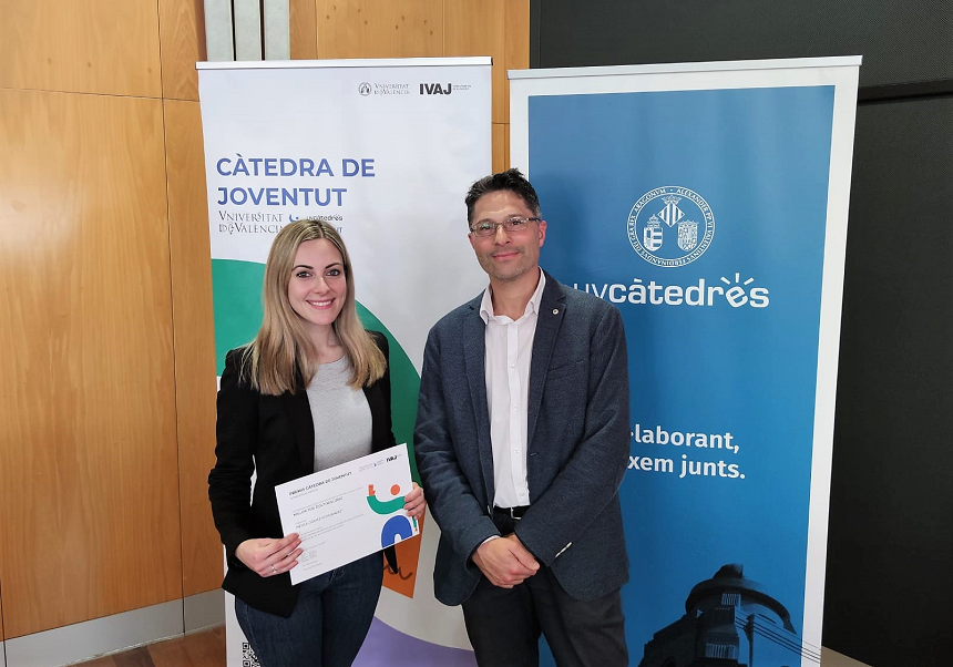 fotografía de la premiada y su director de tesis