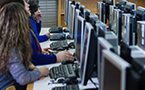 Imatge de aula amb alumnes i ordinadors