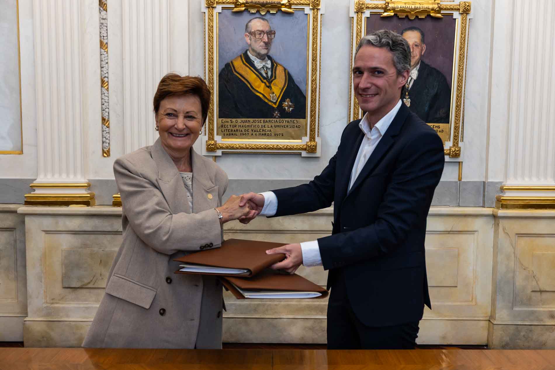 Signing the agreement - imatge 0