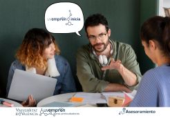 Estudiantado alrededor de una mesa