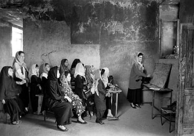 Fotografia de Gervasio Sanchez que mostra un grup de xiquetes afganeses a l'aula.