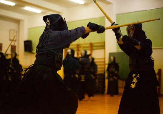 Dos luchadores de kendo.