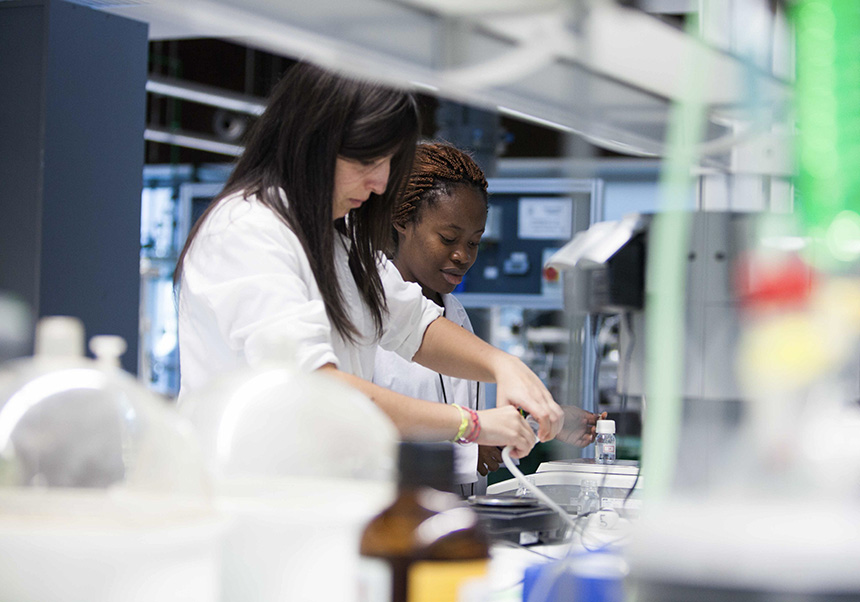 Mujeres en laboratorio.