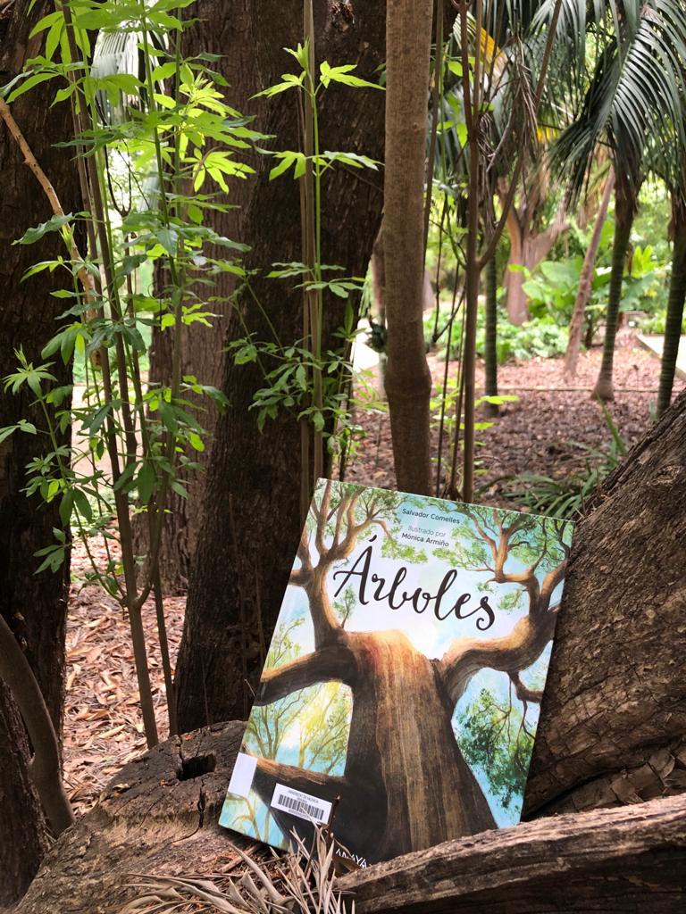 Llibre Árboles, de Salvador Comelles,  il·lustrat per Mónica Armiño