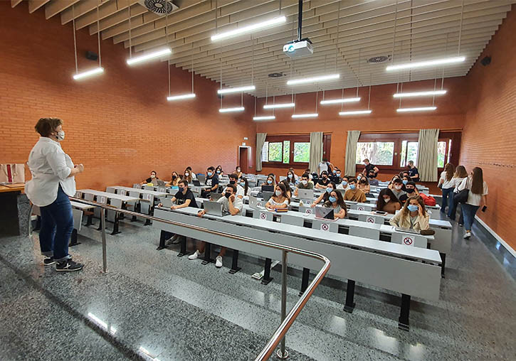 La Universitat de València aprueba el objetivo del 50% de docencia en valenciano para 2021