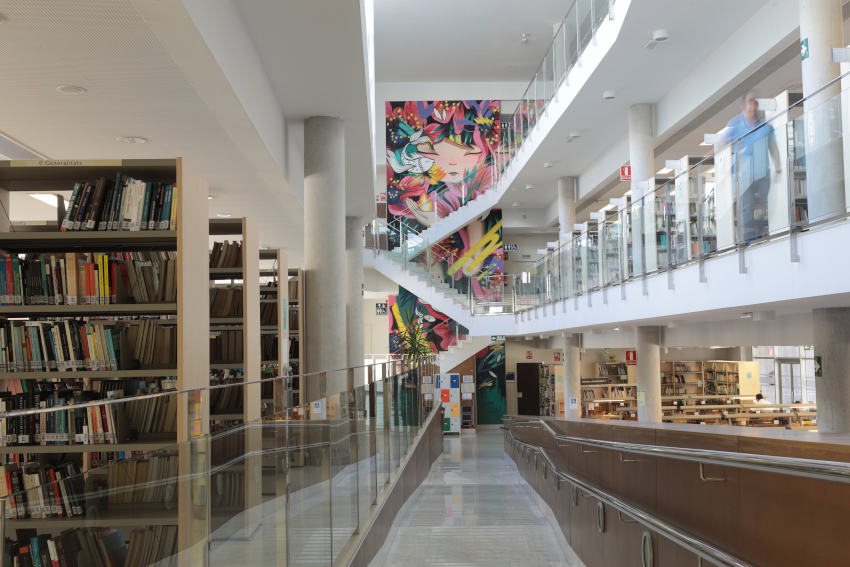 Pintura mural en mur de biblioteca