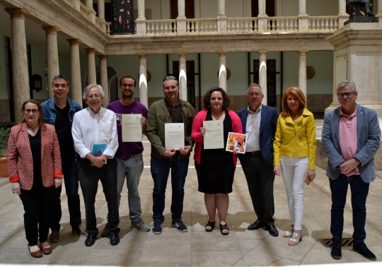 El jurado con los proyectos premiados.