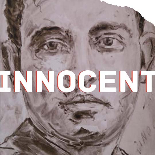 Cara d'un home amb la paraula Innocent creuant-la
