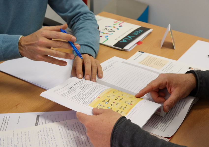 Imatge del esdeveniment:La taula del tècnic del CAL amb el material d'una tutoria de valencià.