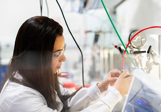 Imagen de una mujer trabajando en STEM