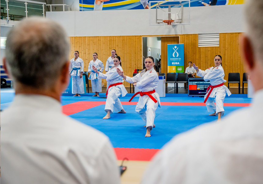 El equipo femenino de kata de la UV en su semifinal.