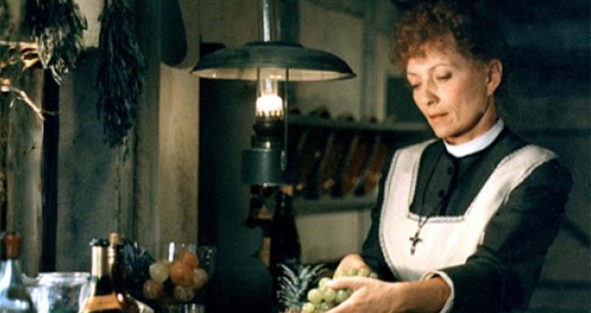 Fotograma. Una mujer delante de una mesa con fruta