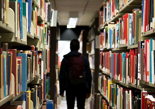 Un alumno en una biblioteca