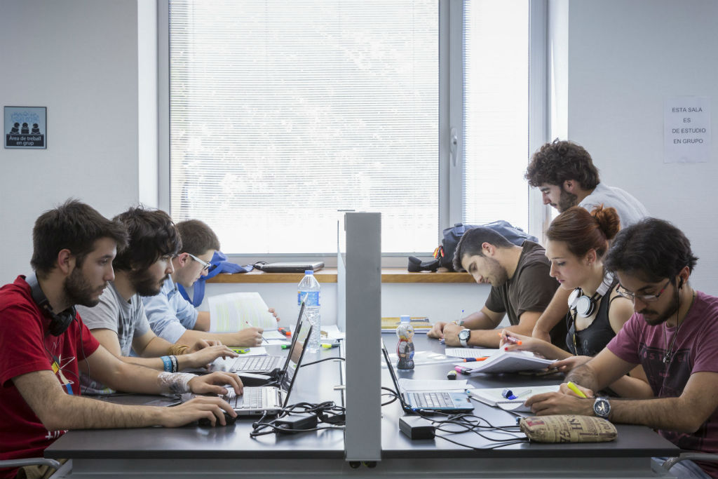 Imatge d'arxiu d'un grup d'estudi en una biblioteca de la Universitat