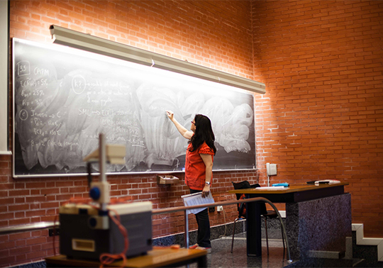 Imagen de una profesora dando clase