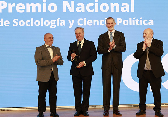 Pablo Oñate amb el premi junt amb el rei Felipe VI; José Félix Tezanos, president del CIS; i Juan Cruz Cigudosa, secretari d'Estat de Ciència, Innovació i Universitats. Foto: Casa de S.M. el Rey