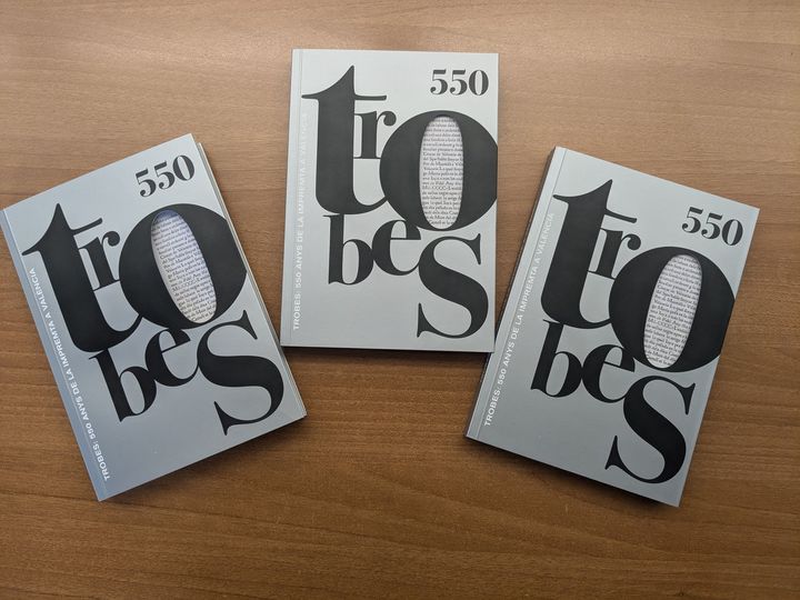 tres catàlegs de l'exposició de TROBES