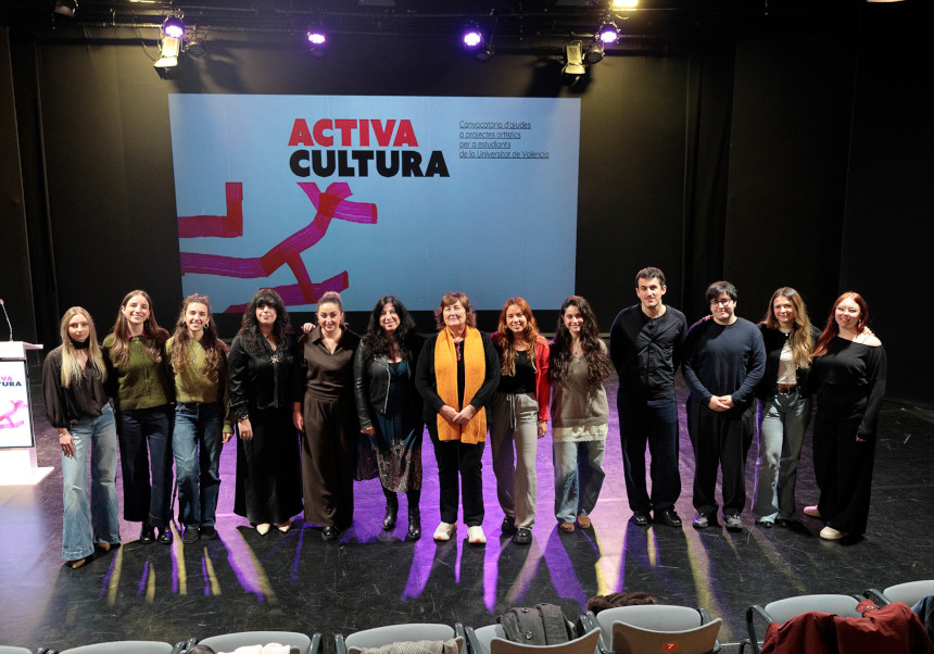 Lliurament dels ACTIVA CULTURA a la Matilde Salvador.