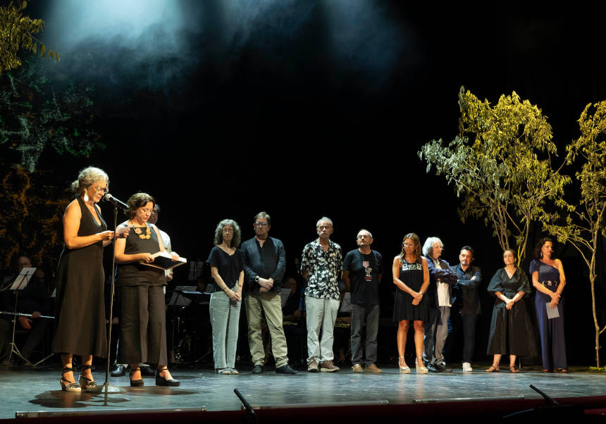 Gestió Cultural, coordinadora de la ORC, recoge el reconocimiento en la Gala de la Gratitud de la AVETID. FOTO: VICENTE A. JIMÉNEZ.