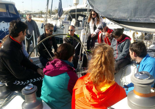 La escuela de vela en la Marina Real del puerto deportivo de València.